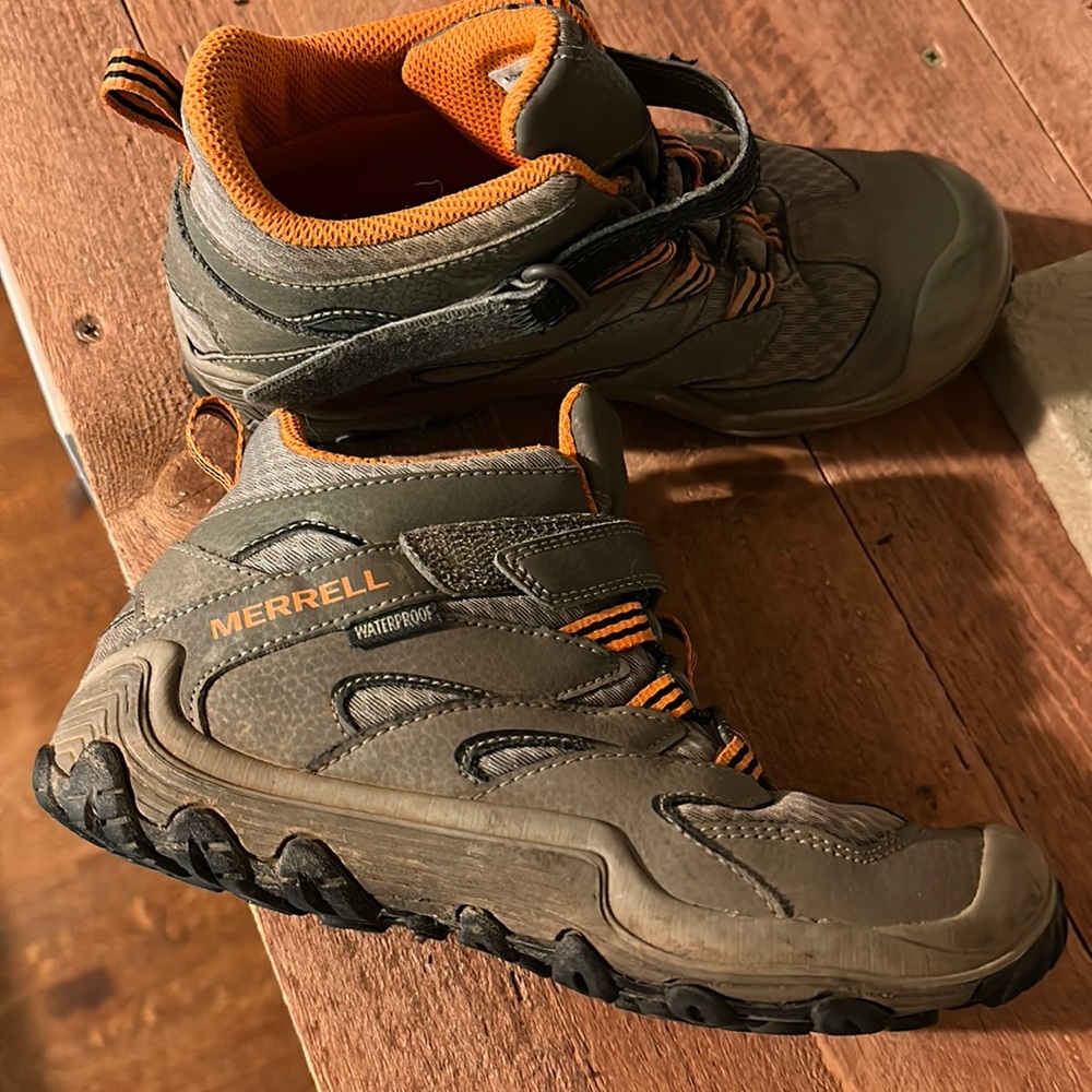 GUC Merrell youth hiking boots. Very good used condition.